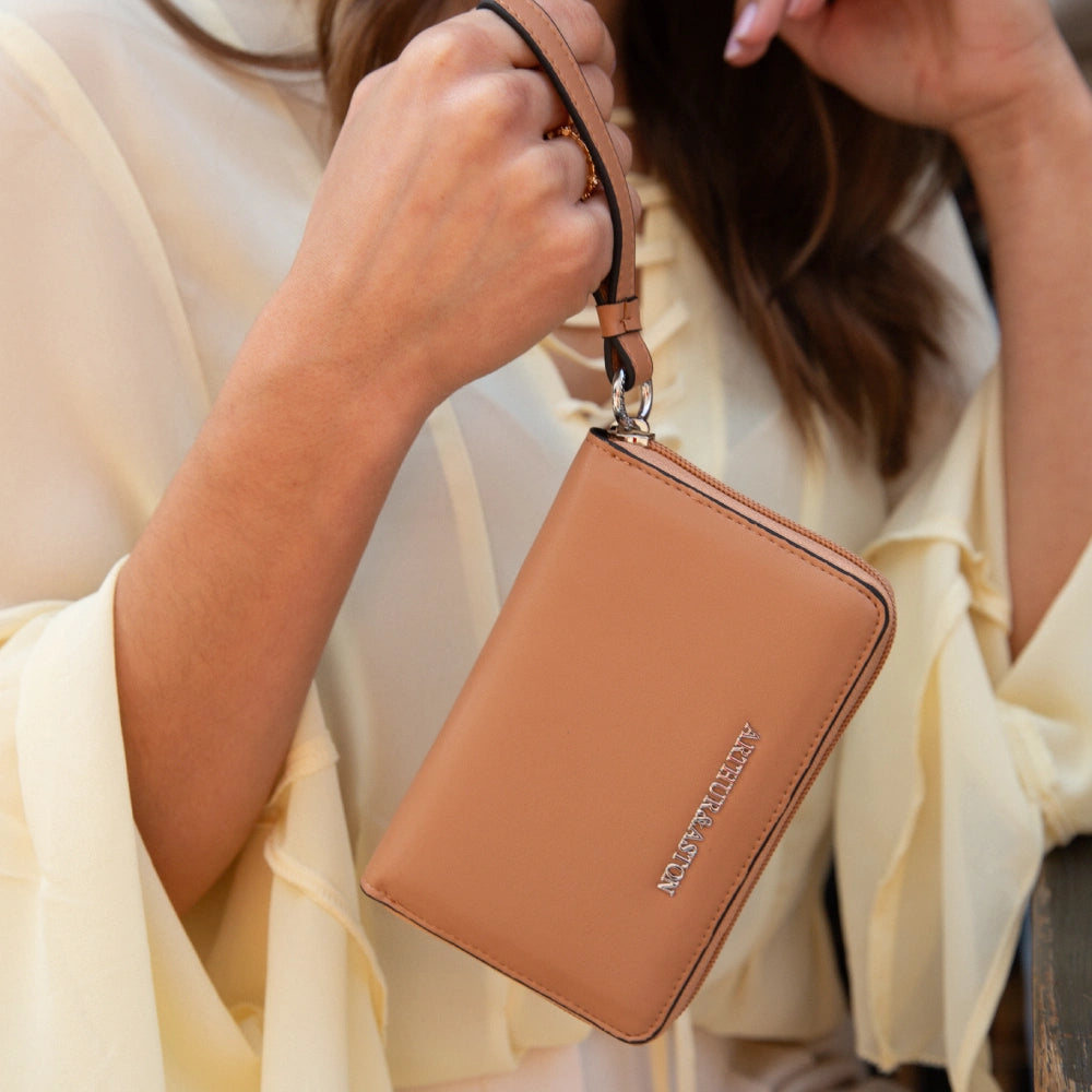 Daphne M leather handbag