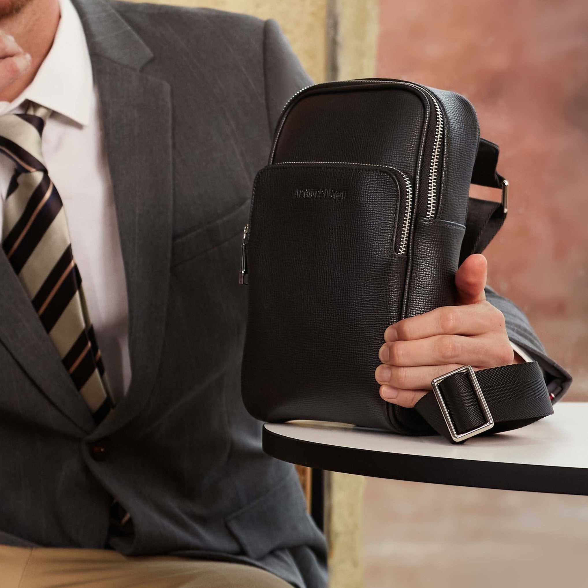 Nelson leather body bag