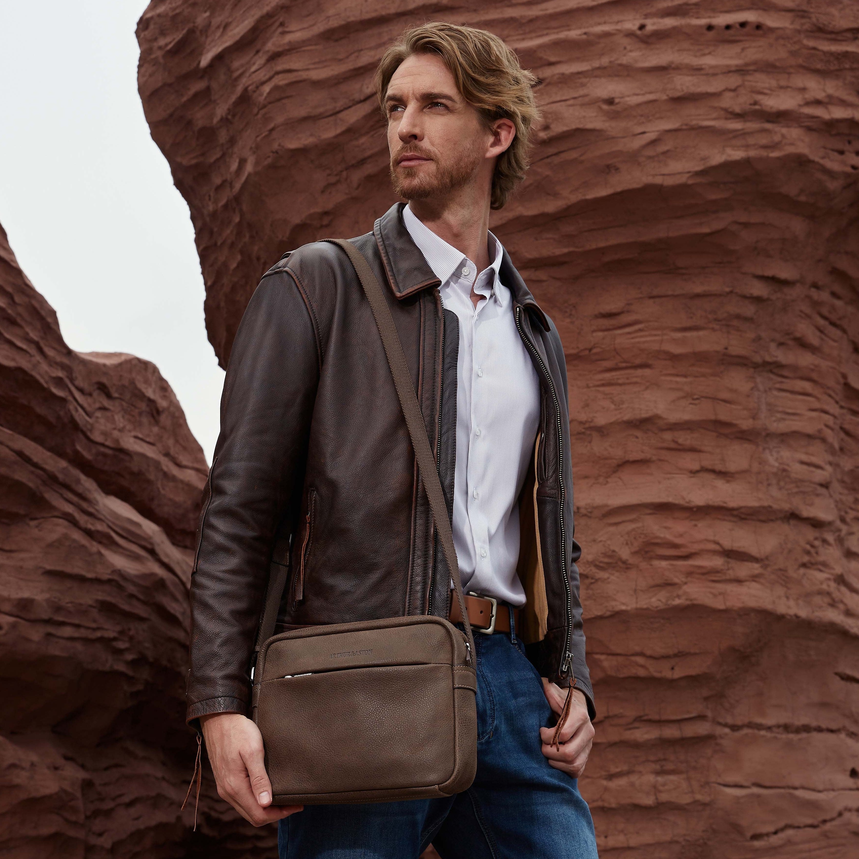 Cristiano destroyed leather messenger bag