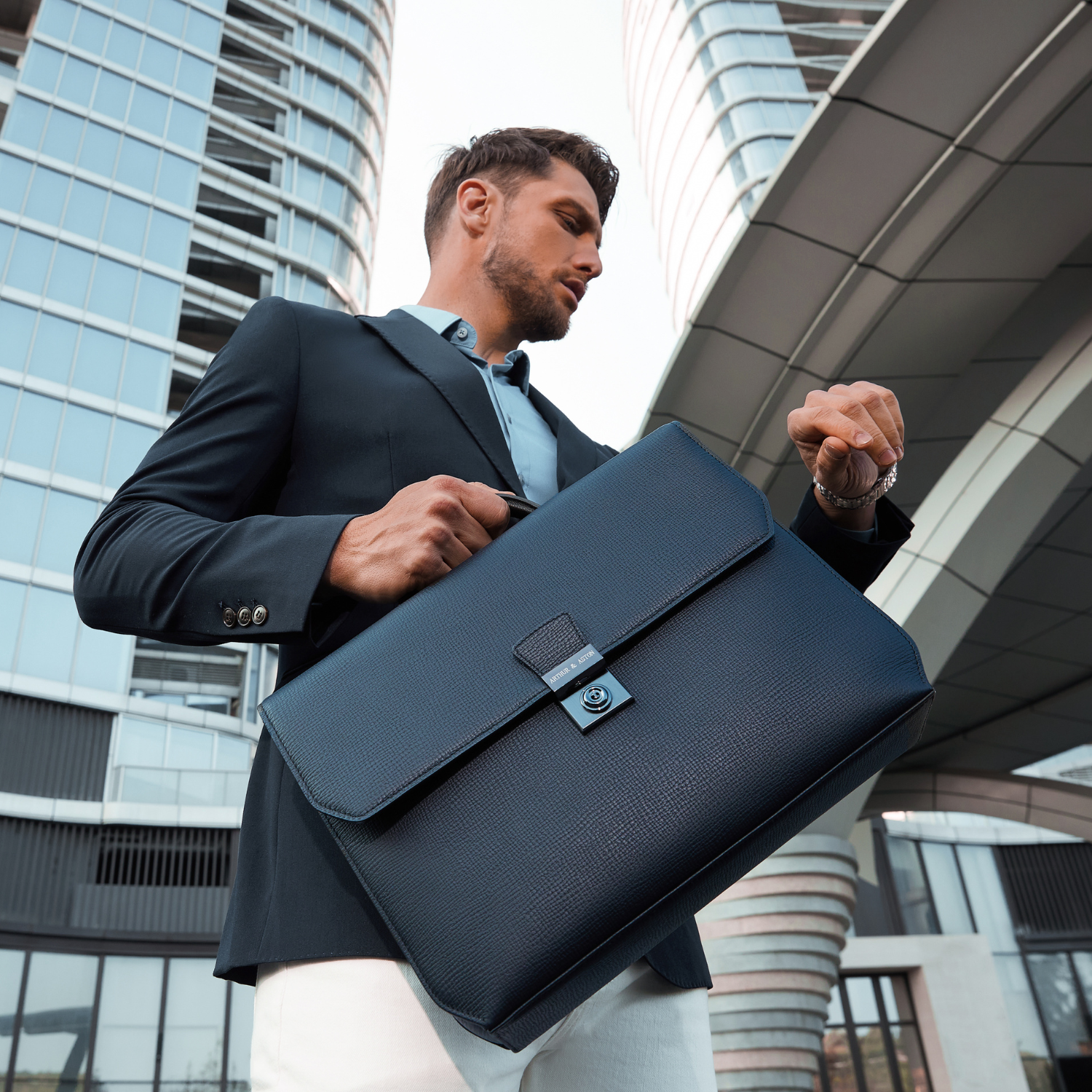 ARTHUR & ASTON ELEONARDO Borsello Uomo In Pelle Marrone – 4 Scomparti Zip E Tracolla Regolabile